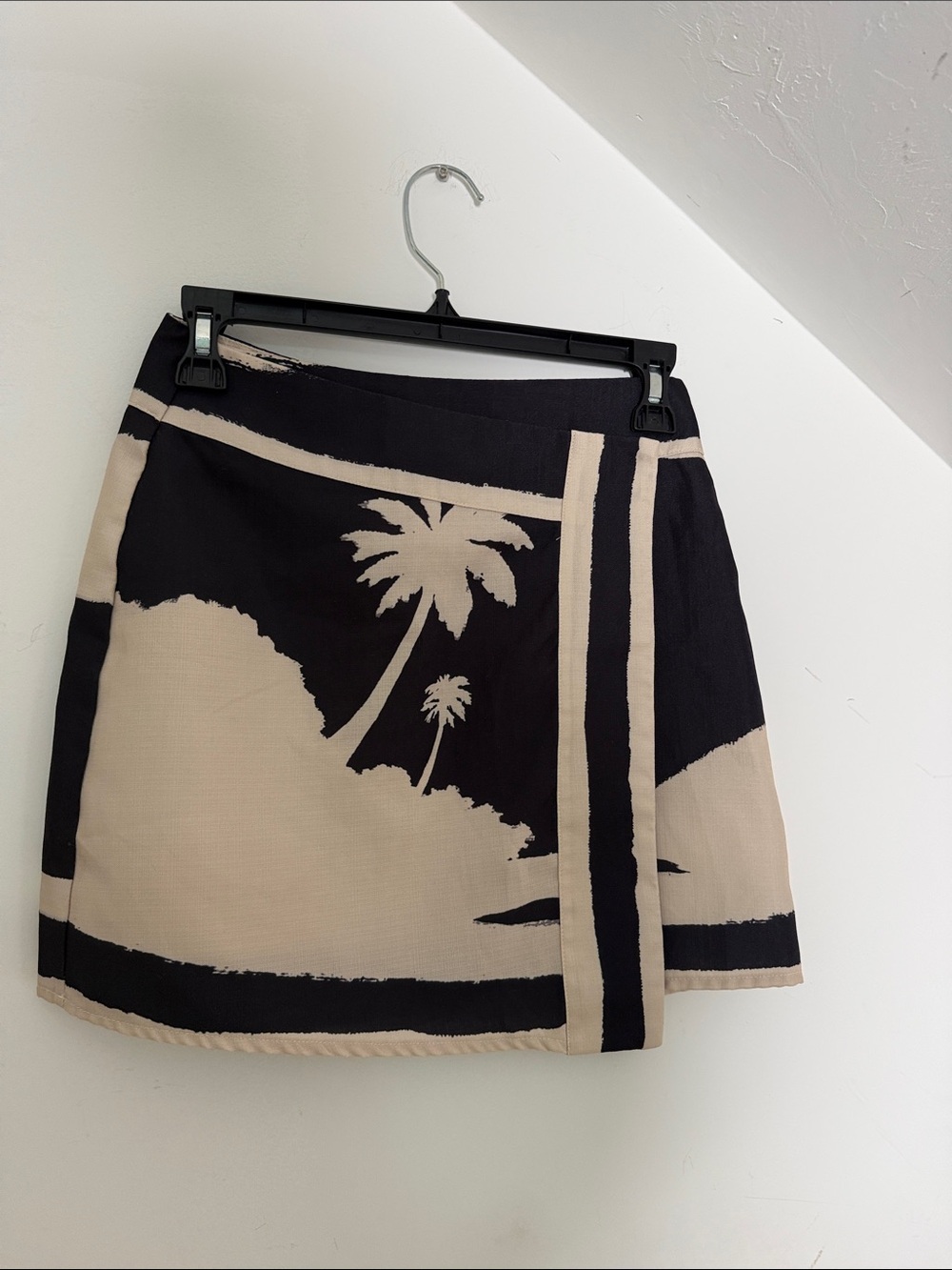 Commense Black and Cream Palm Print Mini Skirt